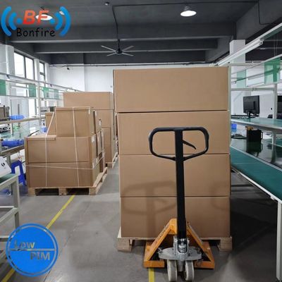 3300-4000MHz Low Pim Indoor Panel Antenne 4.3-10 Vrouwelijke IP65 voor hoogfrequentiebereik