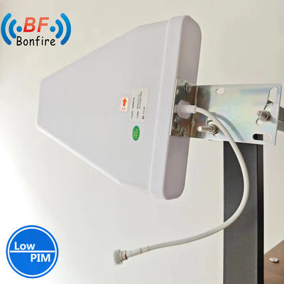 Witte binnenshuis hoge gain VHF 698-4000MHz omni plafondantenne met sterke ontvangst