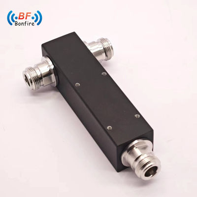 500W 2-Way Power Splitter 5000-6000MHz -155dBc 4.3-10 Vrouwelijke IP65 Aanpasbare grijze kleur