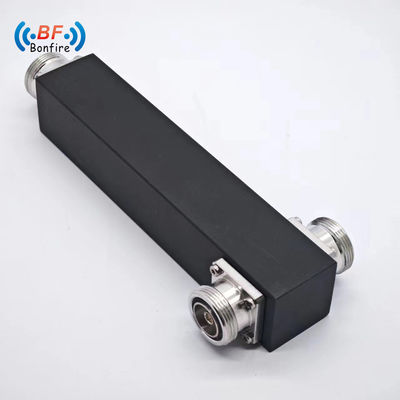 500W 2-Way Power Splitter 5000-6000MHz -155dBc 4.3-10 Vrouwelijke IP65 Aanpasbare grijze kleur