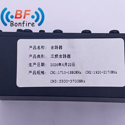HLQ-XXXXX Tri-Band Combiner 1710-1880 1920-2170 3300-3700MHz met 4.3-10-F DIN-F N-F