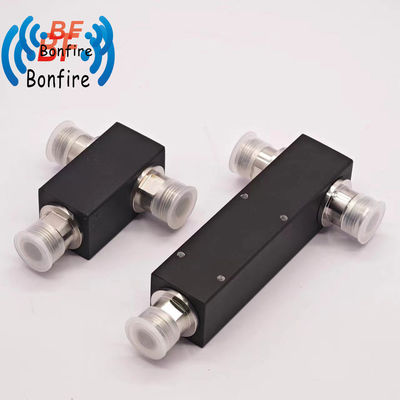 Rood aangepast 2 Way Power Divider 617-4000MHz High Frequency Power Splitter SMA Vrouwelijk