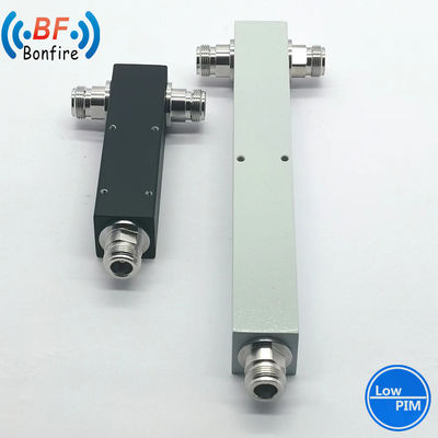 698-4000MHz 300 N Vrouwelijk Type Connector 2 Way Ronde Holte RF Power Splitter in Grijs