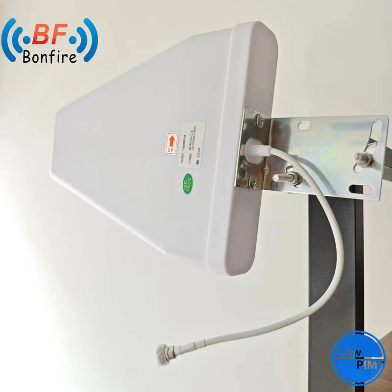 698-4000MHz Narrow Beam Wire Antenna OEM/ODM Productie voor buiten op Extent Stadium