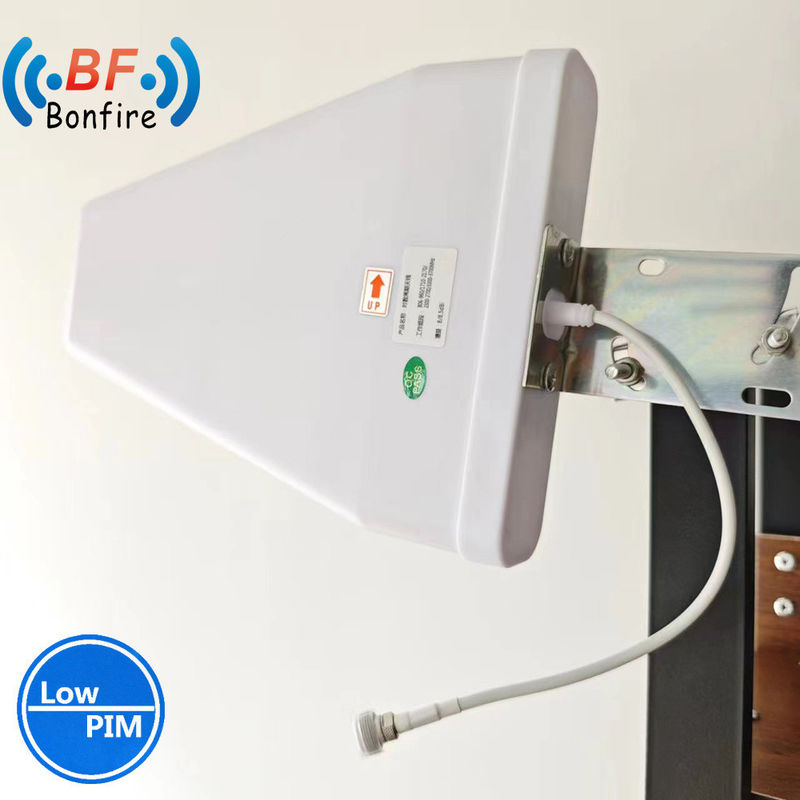 Witte binnenshuis hoge gain VHF 698-4000MHz omni plafondantenne met sterke ontvangst