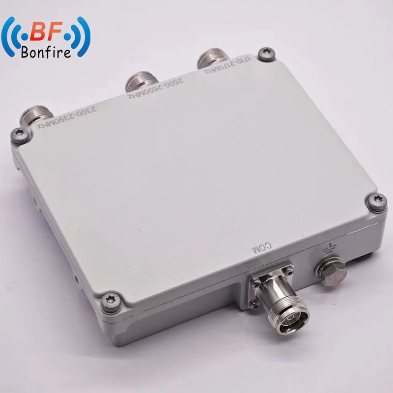 Triplexer Combiner Indoor/Outdoor 1710-1880 1920-2170 2300-2400 2500-2700MHz -155dbc met 4.3-10-Vrouwelijke connector