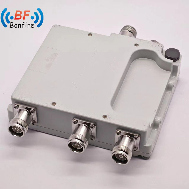 Grijs/rood/zwart triplexer 698-960 1710-2170 1920-2710 2300-2400 2500-2700MHz RF-diplexer Dual Band Combiner voor DAS IBS