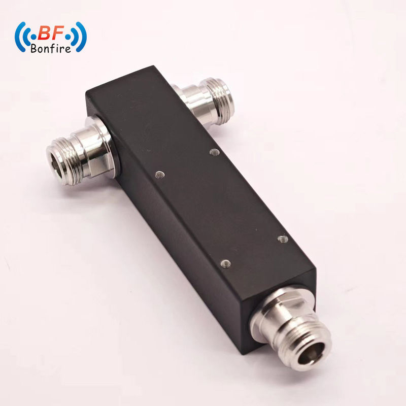 500W 2-Way Power Splitter 5000-6000MHz -155dBc 4.3-10 Vrouwelijke IP65 Aanpasbare grijze kleur